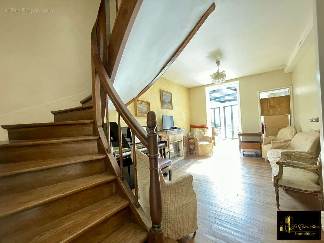 Escalier et séjour maison Dourdan  - Maison à DOURDAN