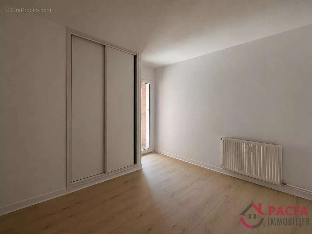 Appartement T2 avec terrasse et parking - photo 3