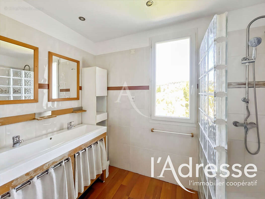 Appartement à CEYRESTE
