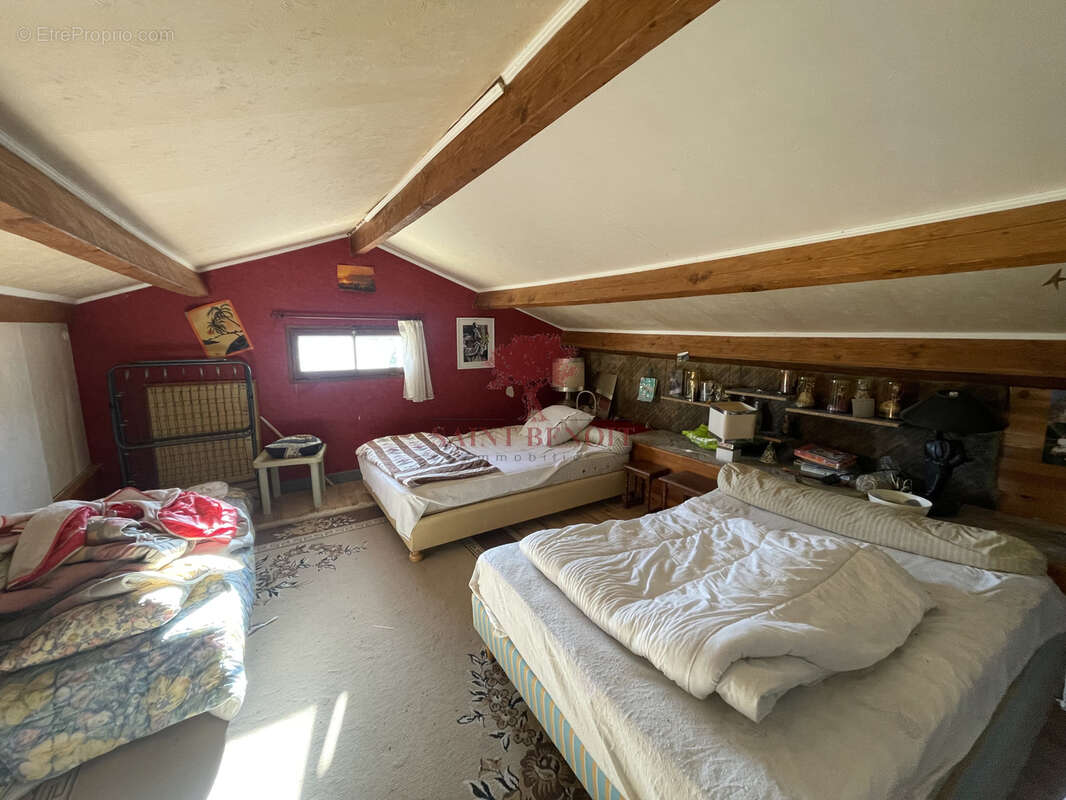 Villa de type t6 avec une piscine sur une parcelle de 5770m2 - photo 13
