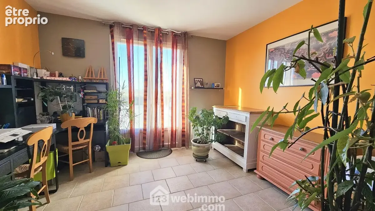 Une chambre de 12 m² avec ses placards.