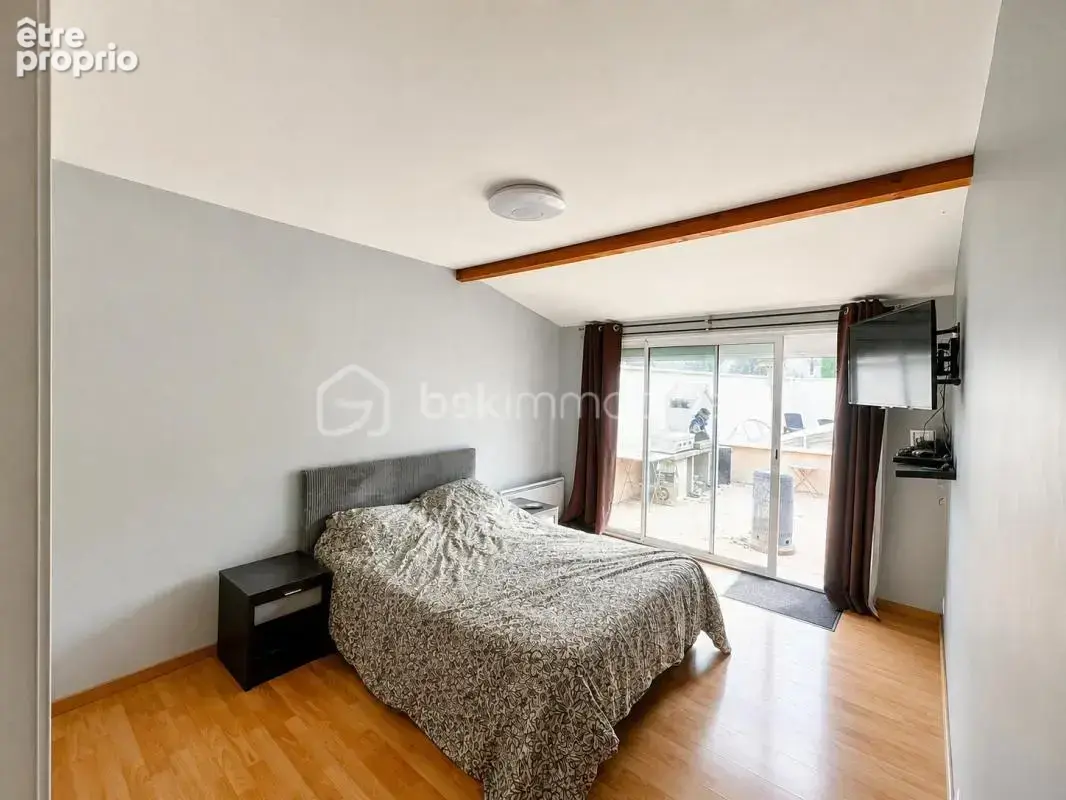 Maison de plain-pied avec piscine et terrain de 1 039 m² – Gastins - photo 9