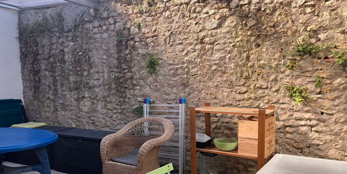 Maison en pierre rénovée avec plus de 50m2 de dépendances et jardin arboré au centre de la commune - photo 5