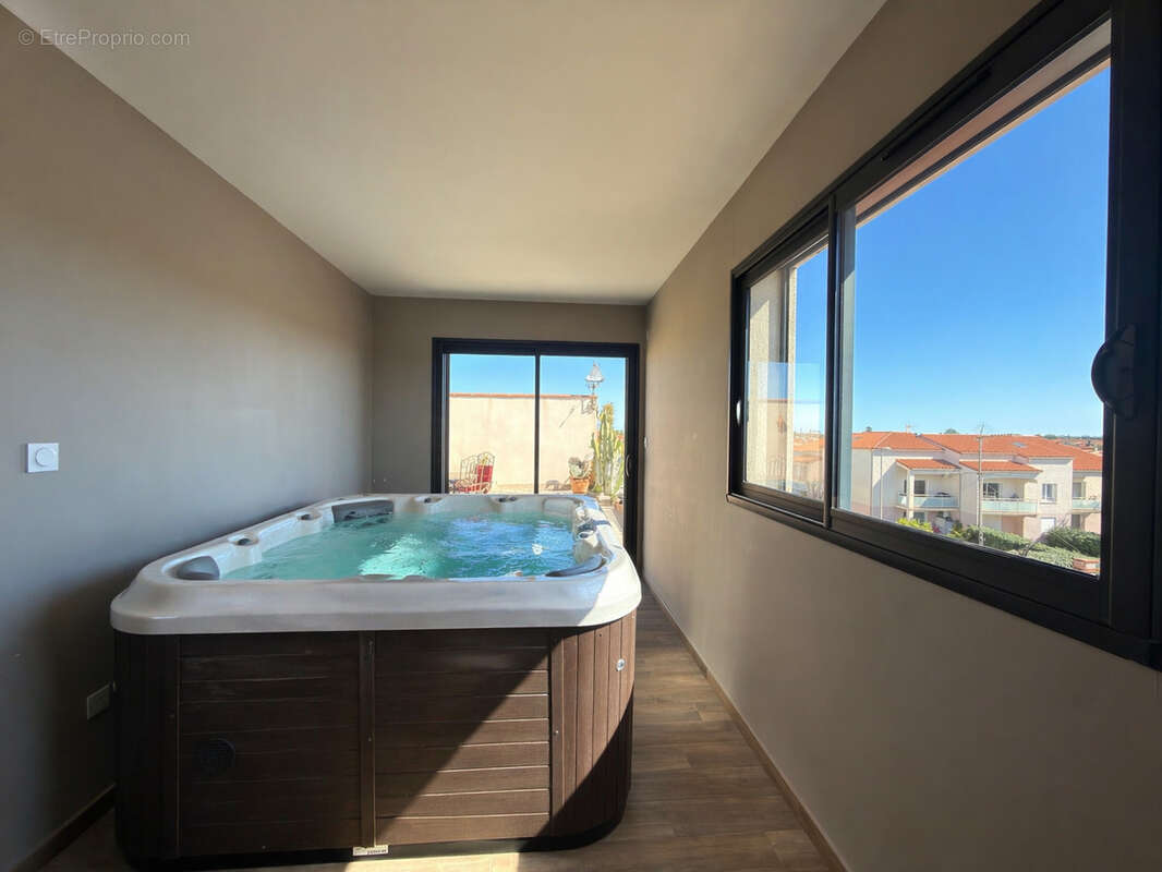 Maison à SAINT-LAURENT-DE-LA-SALANQUE