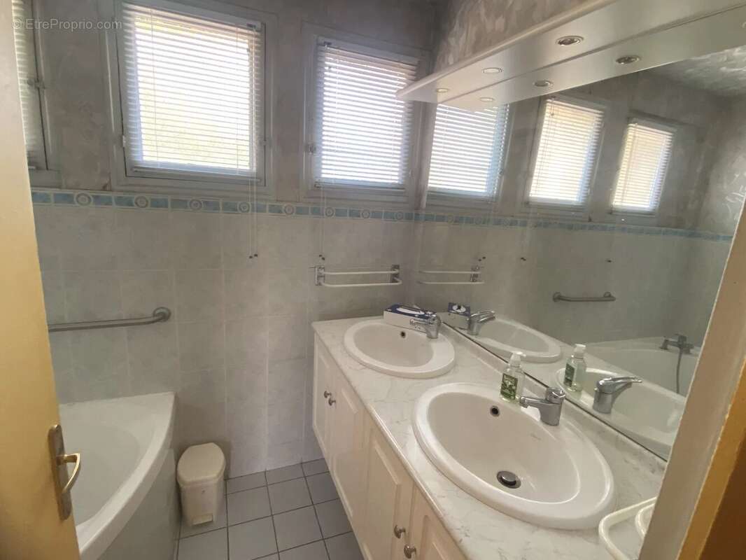 Maison à SAINT-YZAN-DE-SOUDIAC