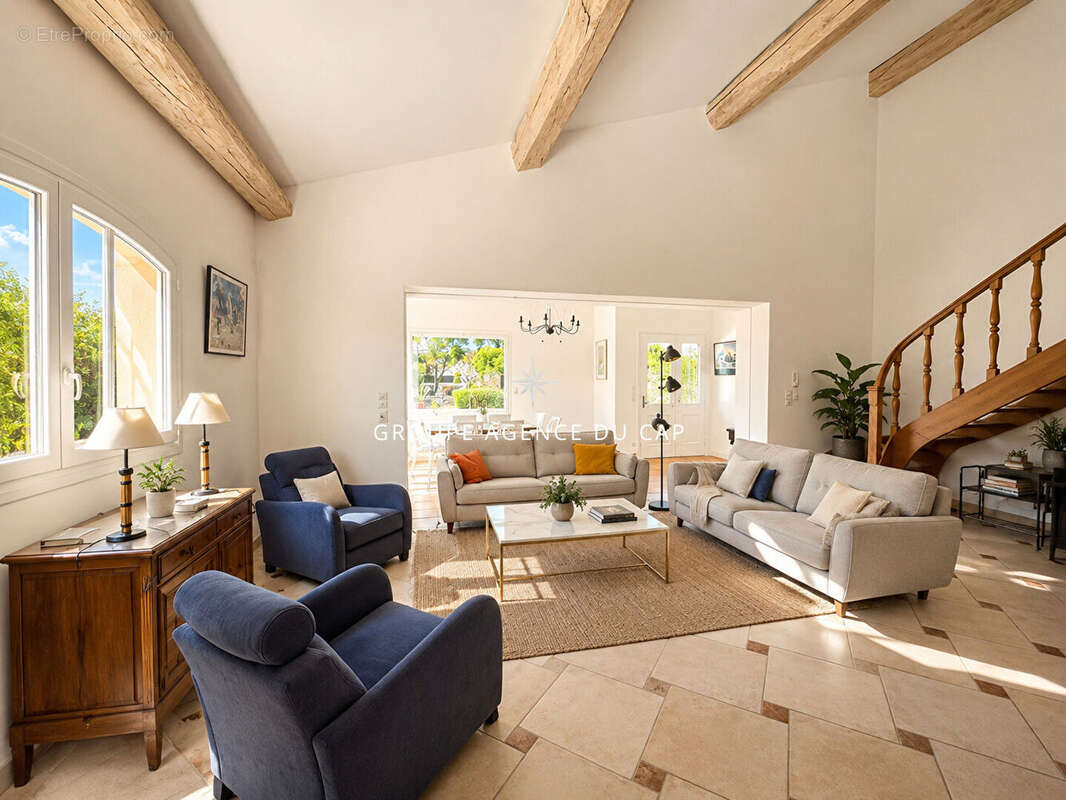 Villa à vendre avec 4 chambres et piscine à 100m des criques de saint-aygulf - photo 10