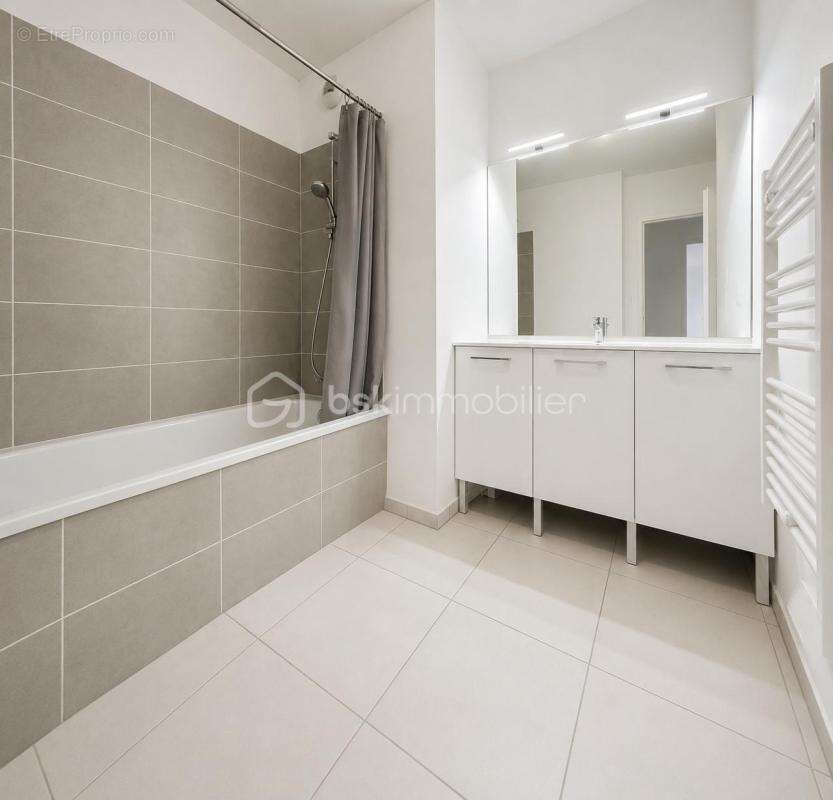 Superbe T3 récent avec terrasse, dernier étage et 2 parkings ! - photo 9