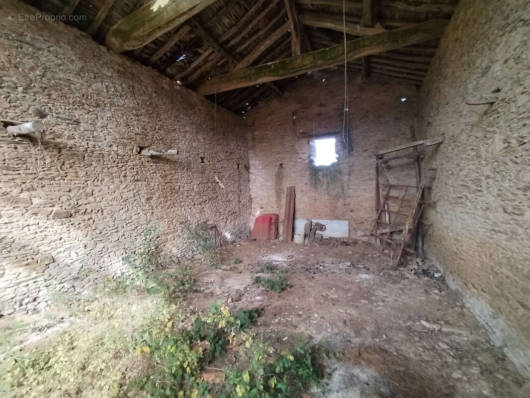 Bâtiment en pierre à rénover avec vue dégagée - photo 8