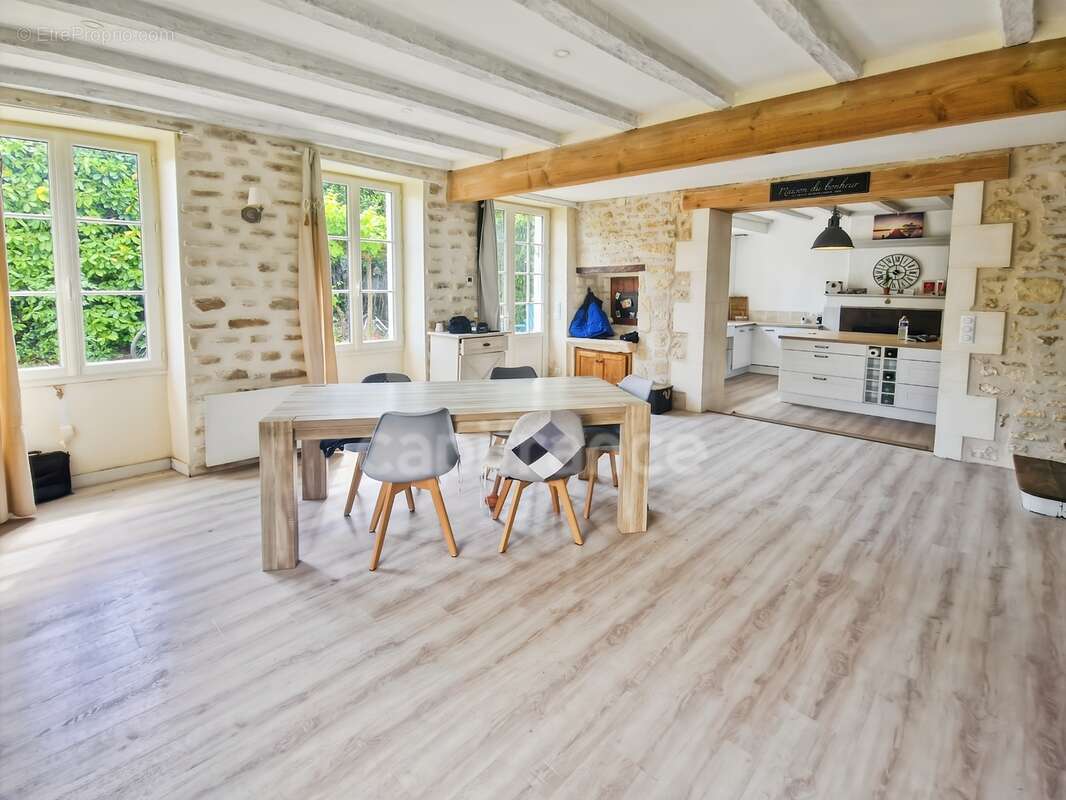 Maison à vendre 7 pièces proche de TONNAY BOUTONNE (17)- 198 m² habitables - jardin - piscine - garage - photo 4