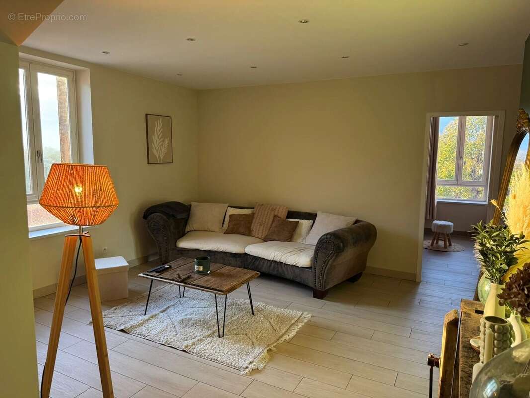 Appartement à MONTROND-LES-BAINS