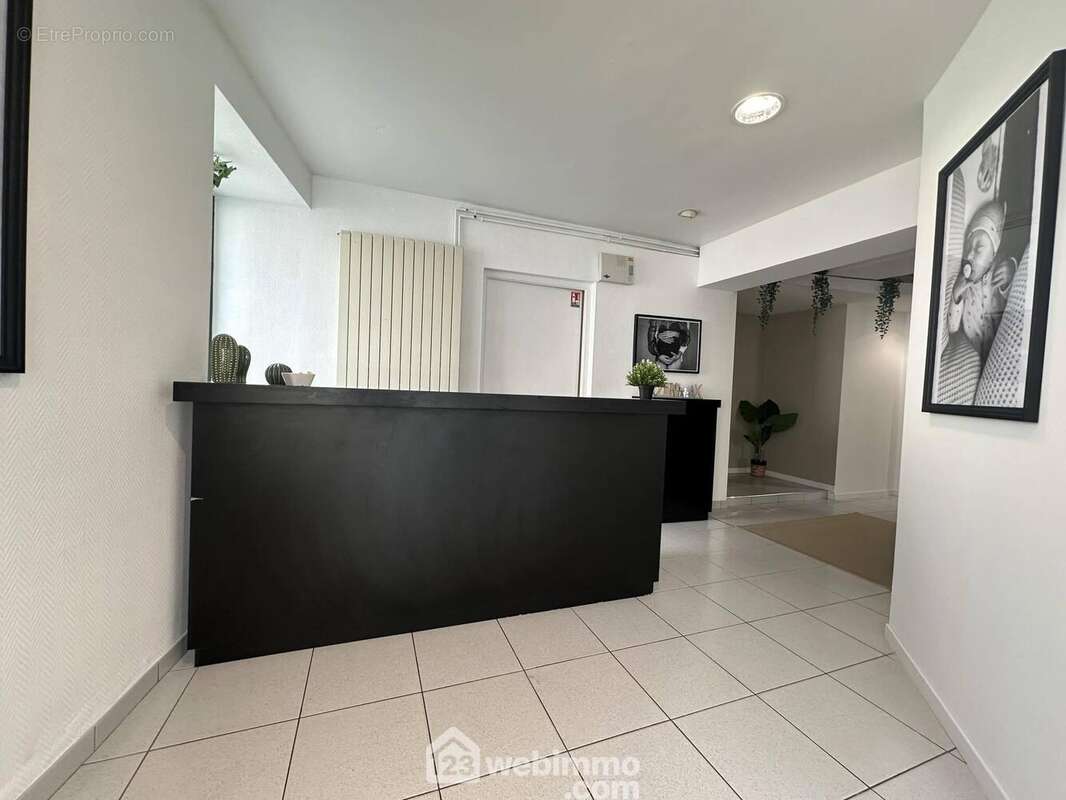 Un accueil pour y recevoir votre clientèle - Commerce à BRUYERES-ET-MONTBERAULT