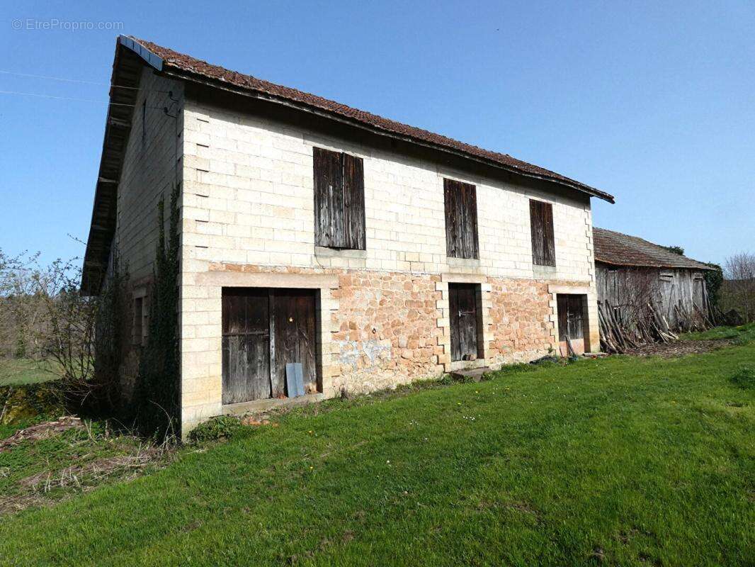 Maison Nailhac 160 m2 / 4 chambres / grange / hangar / terrain 1 hectare - photo 4