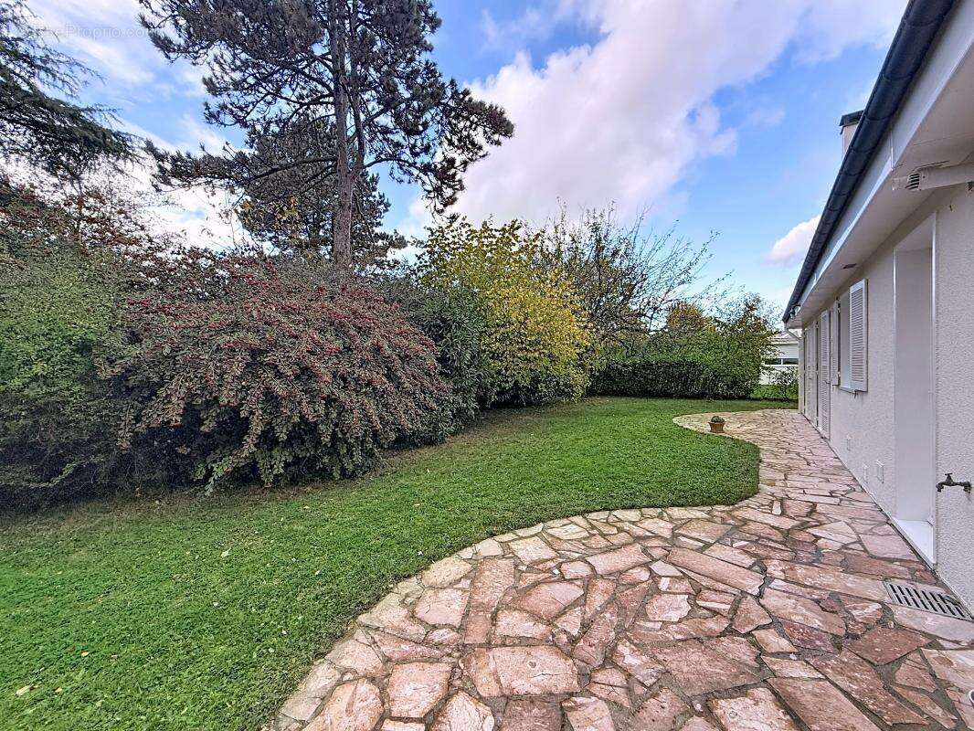 Maison à VOISINS-LE-BRETONNEUX