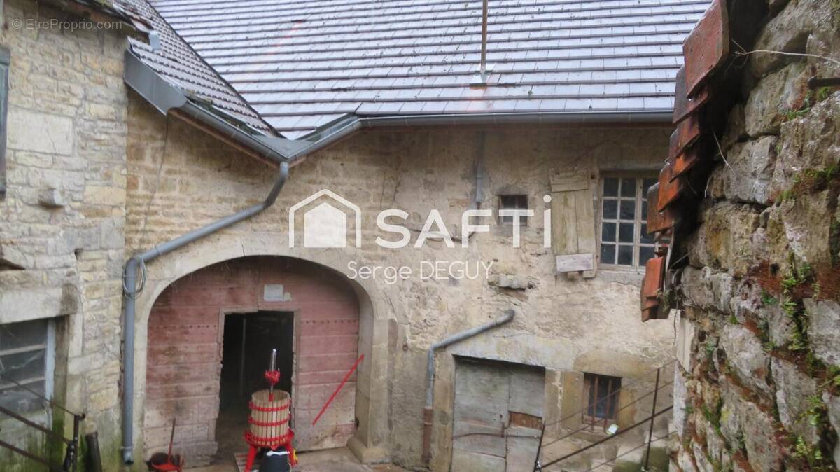 Appartement 330 m² à Lavigny  - photo 1