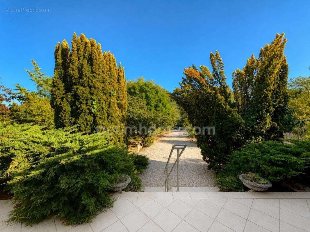 Propriété familiale 5 pièces au cœur d'un véritable parc de 2 158 m² - LA ROCHELLE (17) - photo 19