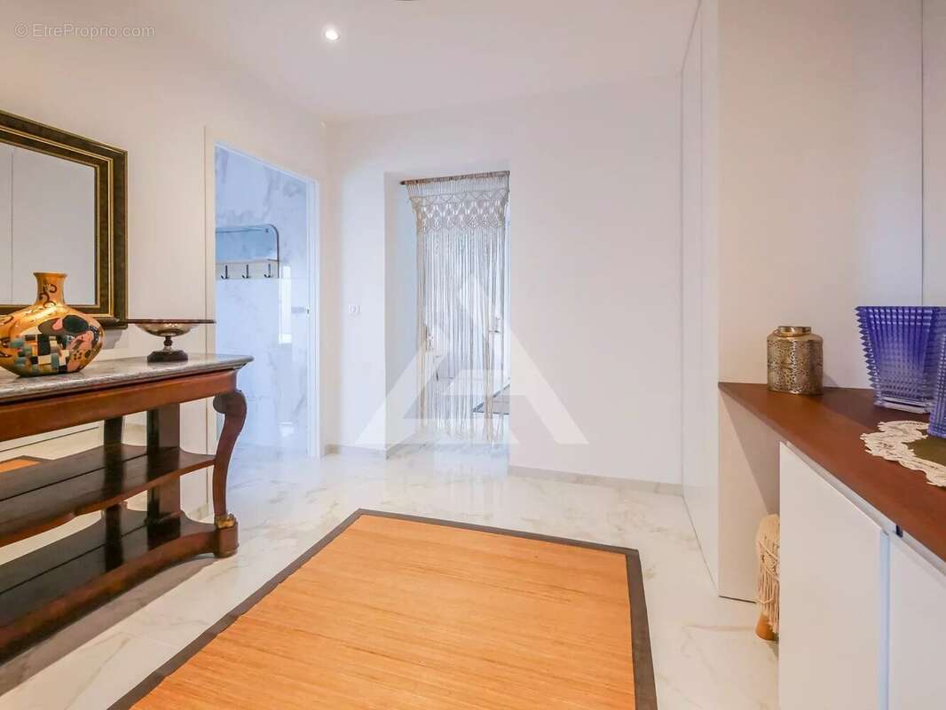 Immeuble avec parkings et garage - limitrophe cap d'ail - belle vue mer - photo 21