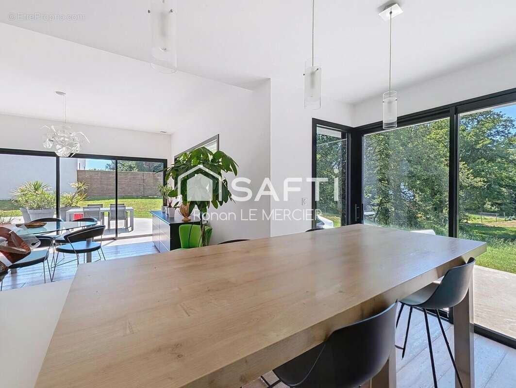 Maison 184 m² à Saint-Ave  - photo 6