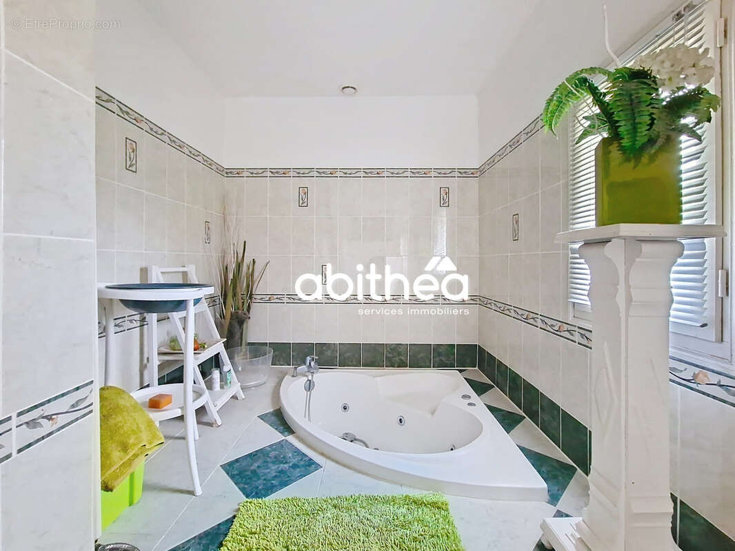 Maison à SAINT-BONNET-SUR-GIRONDE