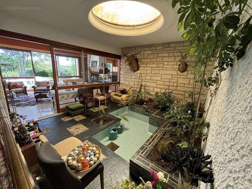 Superbe maison familiale de cinq chambres située dans un magnifique jardin et à distance de marche de Civray - photo 7