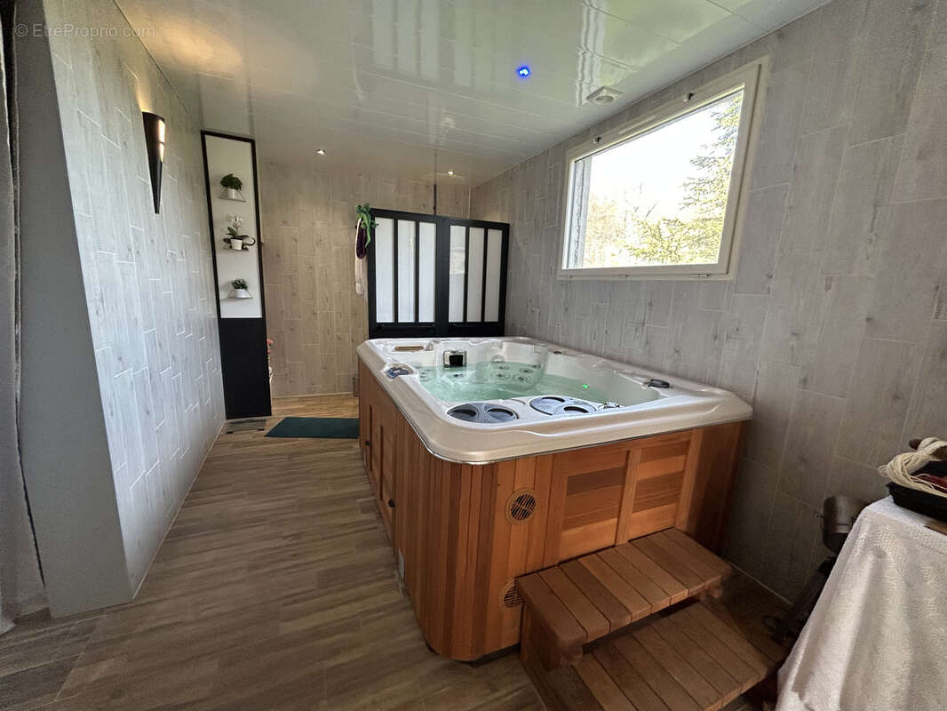 Maison à MONTAIGNAC-SAINT-HIPPOLYTE