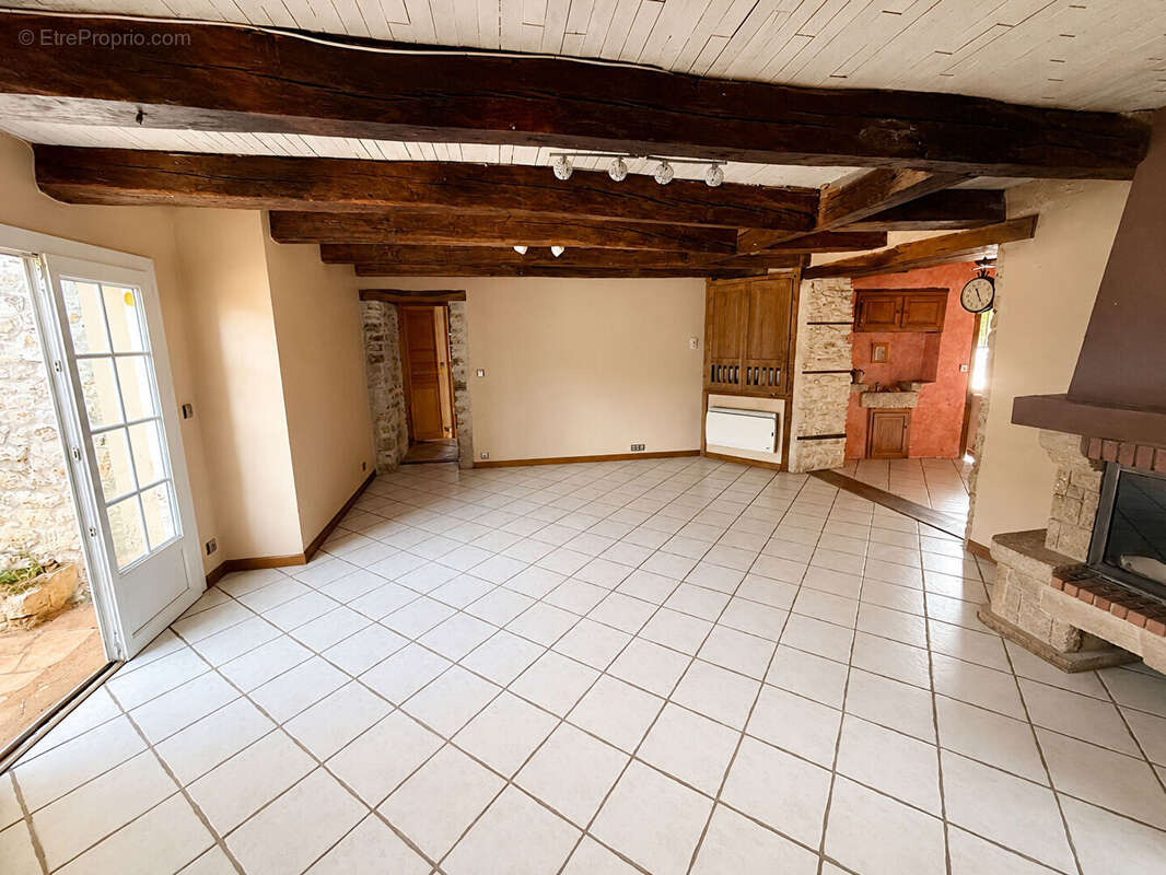 Maison 167 m² à Celle-Levescault  - photo 4
