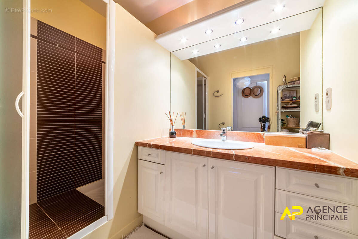Appartement à LA GARENNE-COLOMBES