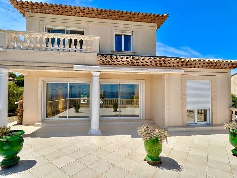 Villa d’Exception à Saint-Aygulf – Vue Mer Panoramique & Cadre Unique - photo 14