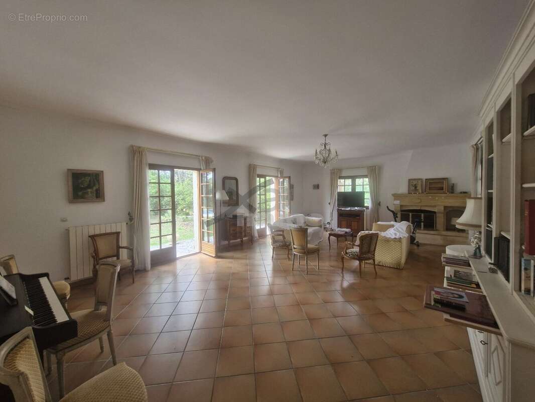 Maison à SAINT-CLEMENT-DE-RIVIERE