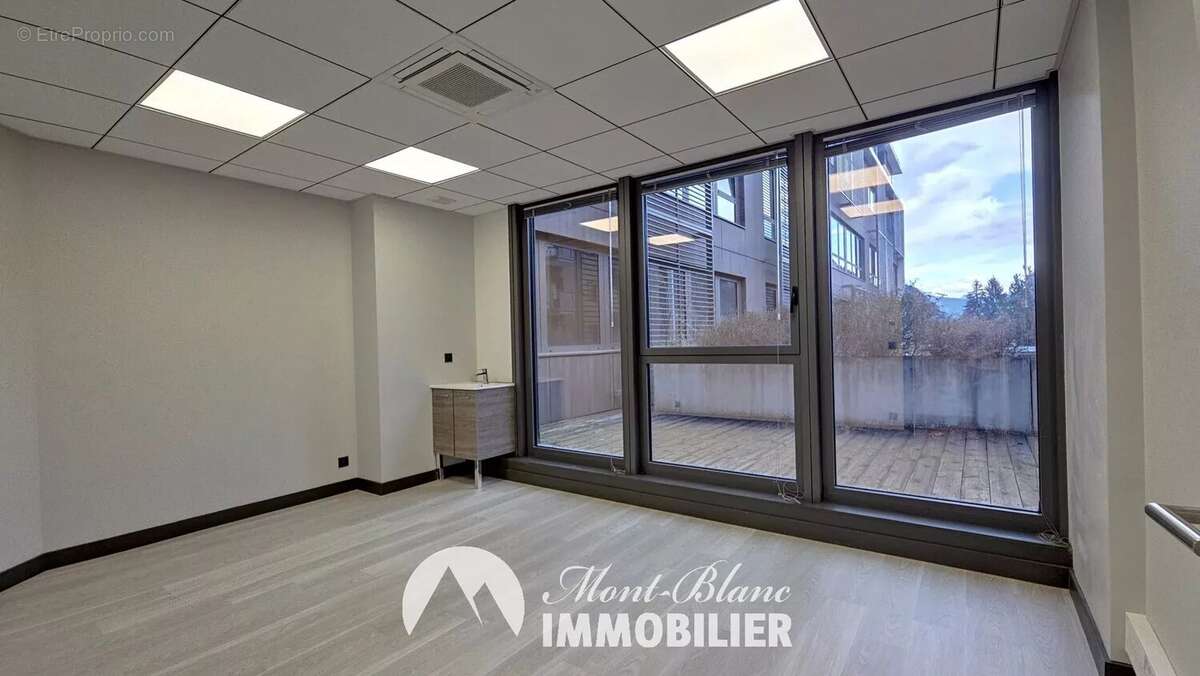 Espace commercial moderne à Sallanches - photo 15