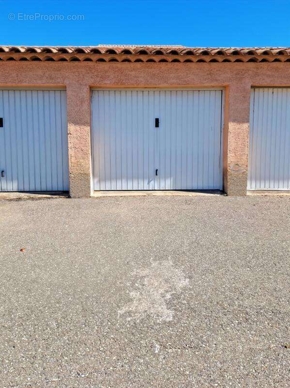 Parking à CHATEAU-ARNOUX-SAINT-AUBAN