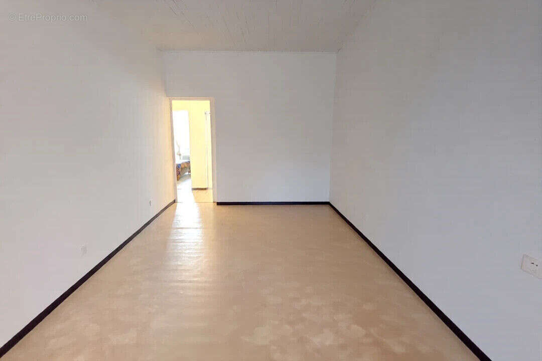 Mouriès, immeuble mixte de 240 m² avec deux logements et local commercial . - photo 6