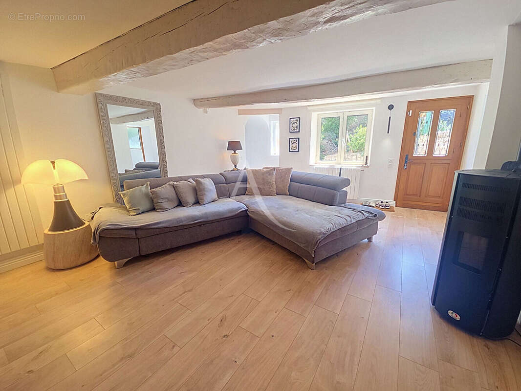 Coup  de coeur ! MAISON DE VILLAGE rénovée + terrain 2100m²  à Seillans ! - photo 6