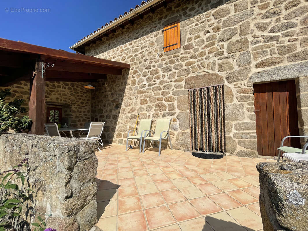 Bâtisse en pierre avec 4.1ha 326 m2 - photo 15