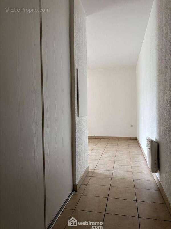 L&#039;entrée avec WC et grand placard ouvre sur : - Appartement à POITIERS