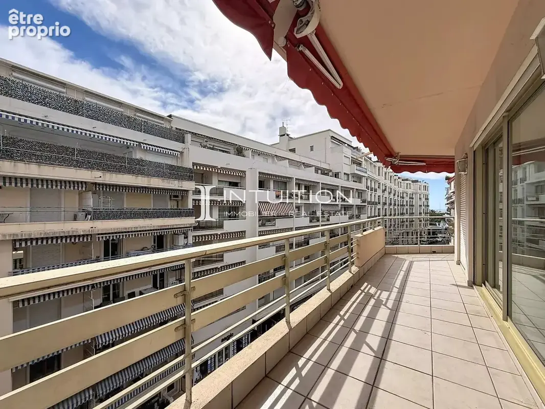 Cannes - Croisette : Appartement d’angle 3 pièces de 100 m², étage élevé, vaste terrasse - photo 17
