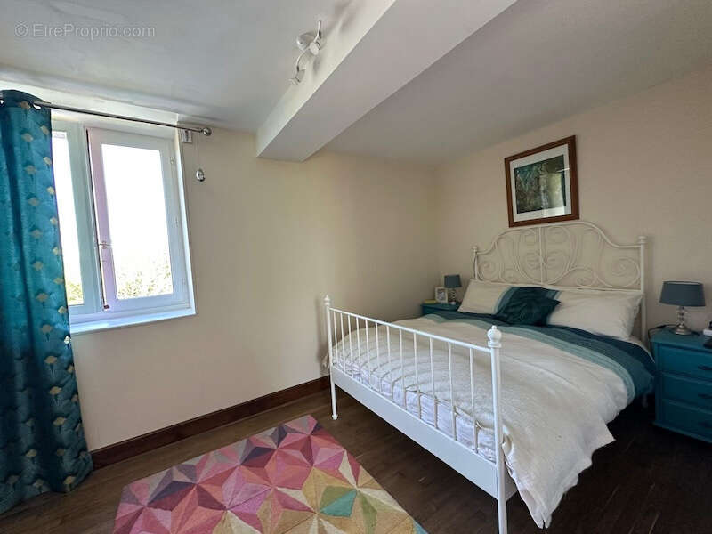 Maison à NANTEUIL-AURIAC-DE-BOURZAC