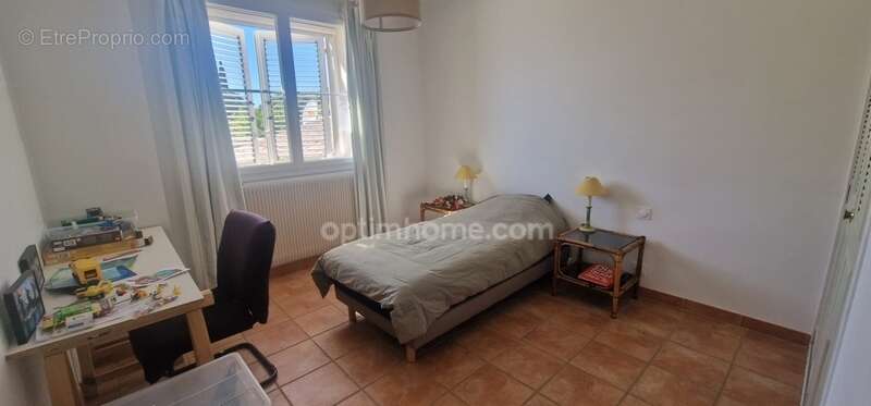 Maison à SAINT-MITRE-LES-REMPARTS