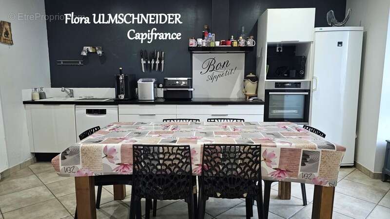 Authenticité et espace : grande maison mitoyenne en pierre avec 5 chambres à vendre à CHINDRIEUX avec garage et terrain proche d - photo 6