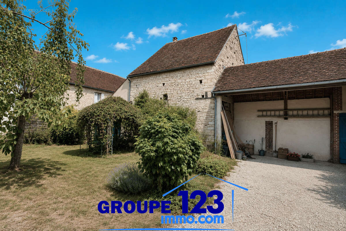 Ensemble immobilier de caractère avec deux maisons, grange et jardin. - photo 13