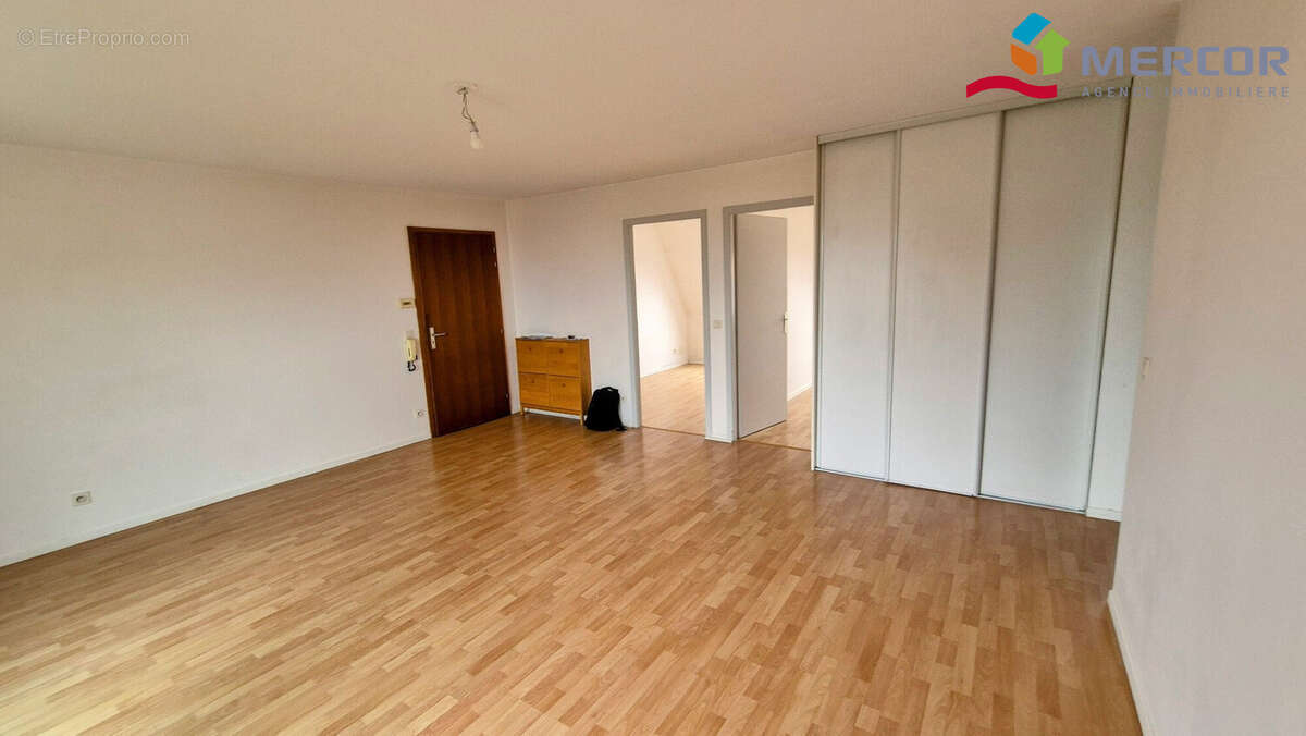 Séjour avec placards intégrés - Appartement à WOLFISHEIM
