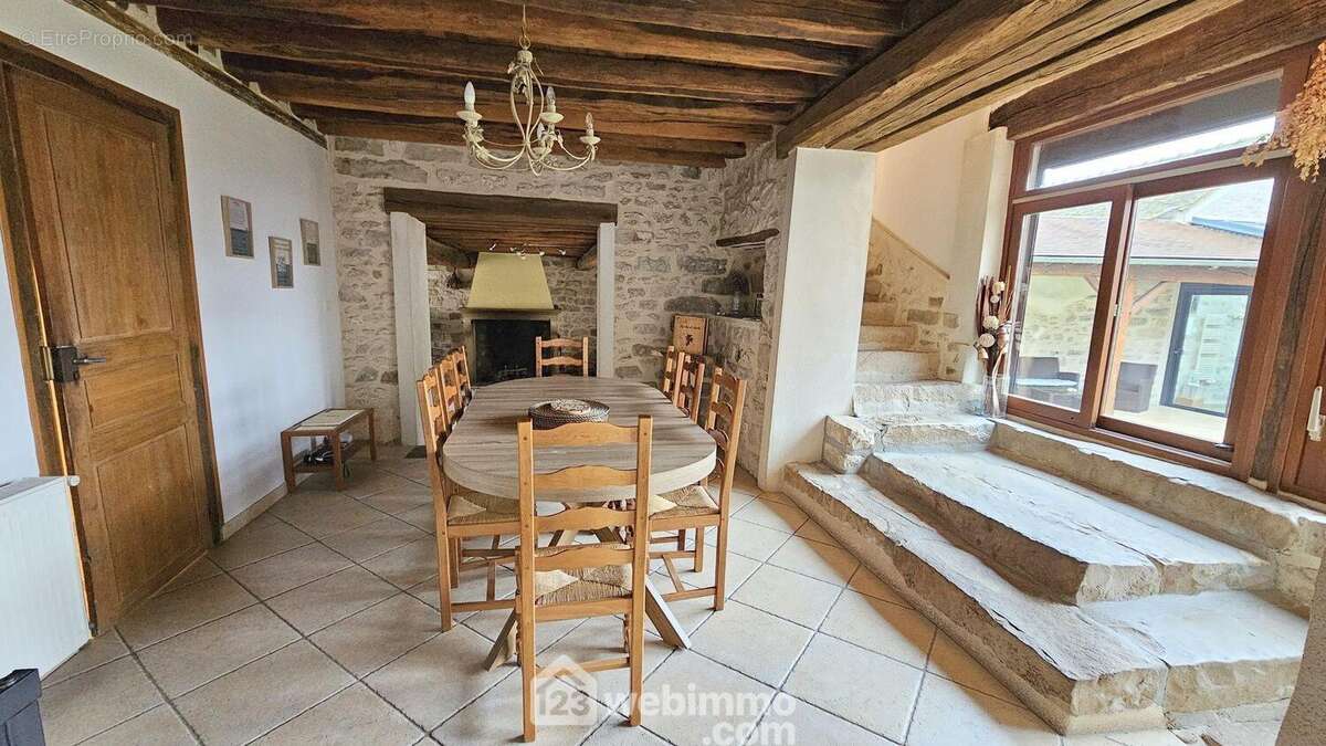 Une salle à manger de 37 m² lumineuse. - Maison à ONCY-SUR-ECOLE