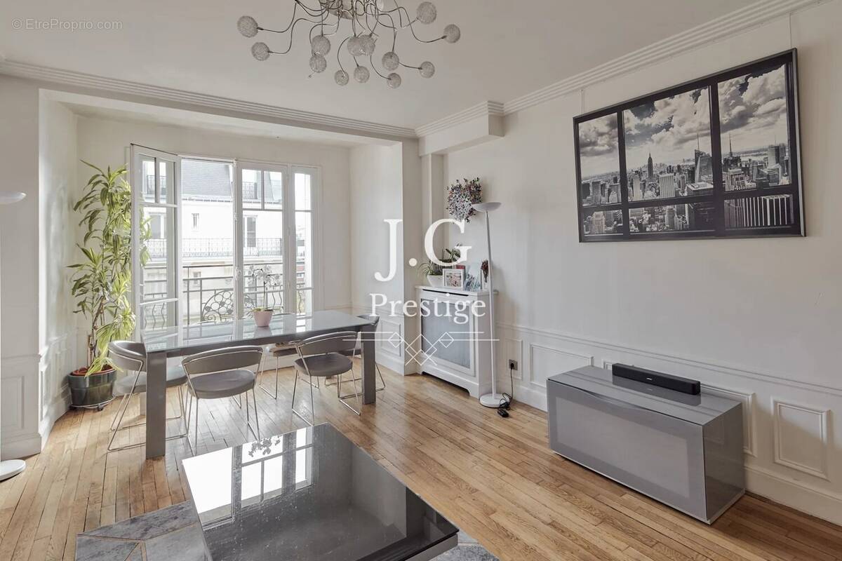 Appartement à PARIS-16E