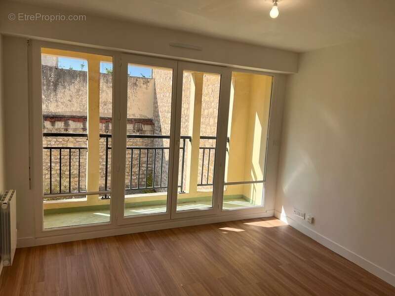 Pontoise – centre historique – studio avec balcon et parking en sous-sol - photo 2
