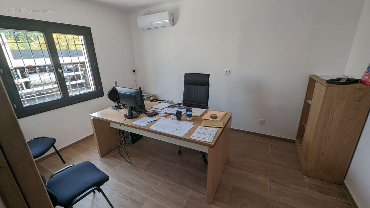 Commerce 240 m² à Le Luc  - photo 3