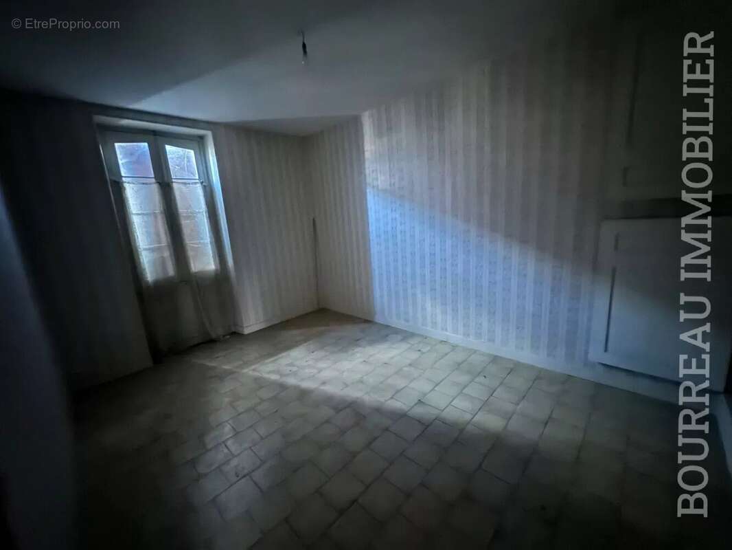 Maison à LA CELLE-SAINT-CYR