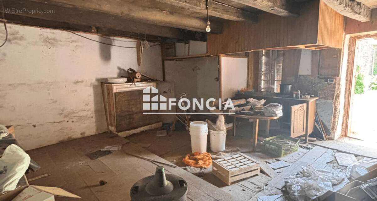 Maison à rénover entièrement – Beau potentiel à seulement 5 minutes des commerces - photo 2