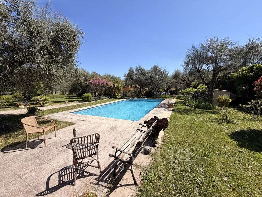 Maison à CHATEAUNEUF-GRASSE