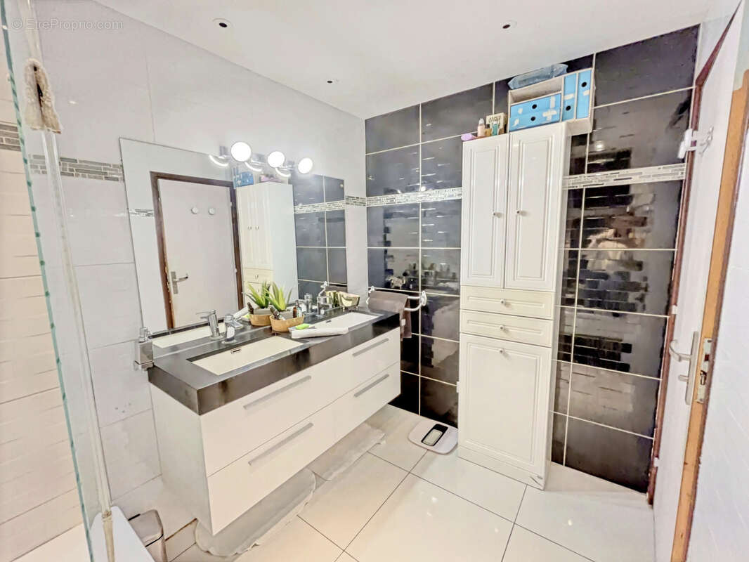 Appartement à MARSEILLE-5E