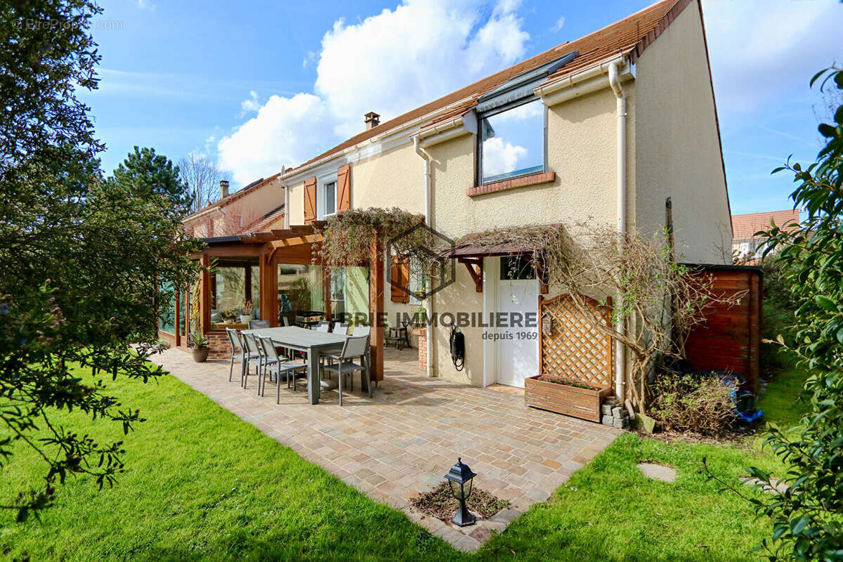 Maison à MANDRES-LES-ROSES