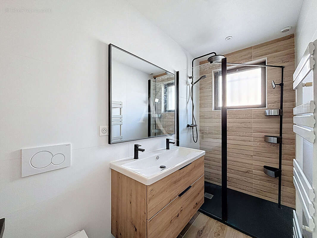 ANGERS - Maison rénovée + un local professionnel loué - photo 9